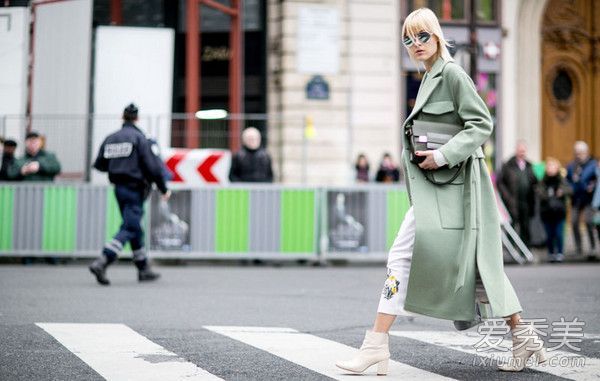 名牌手提包只有正确佩戴才能买到。