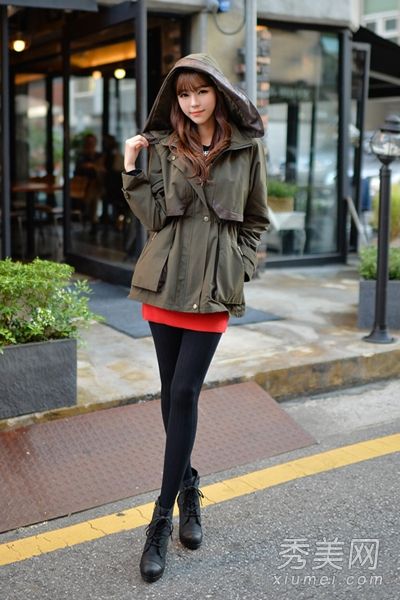 在秋天，你必须穿马汀靴和绑腿来展示修长的双腿。