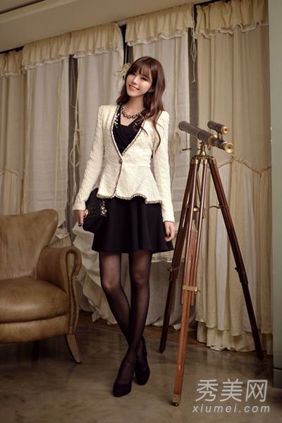 一件小外套搭配一件连衣裙，散发出秋天的淑女魅力。