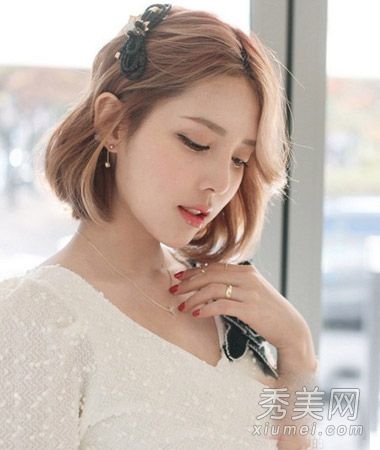 日本流行女孩的短发蓬松设计降低年龄