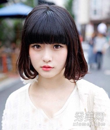 流行的新鲜日本短发短发是女性穿衣的首选