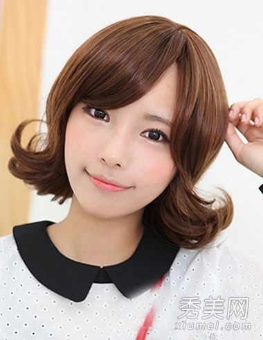 女孩时尚纹身烫发短发清新气质很受欢迎