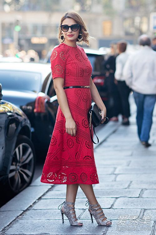 红色的裙子和红色的裙子很配。