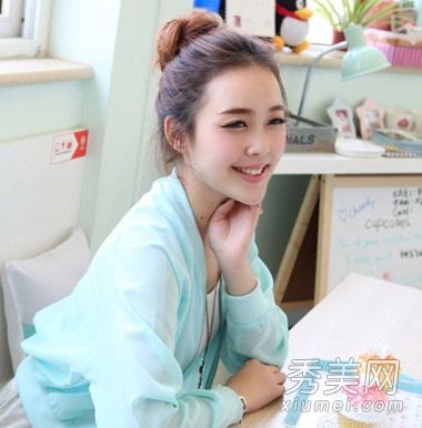 女孩的发型简单,森女的气质在春夏都很美。