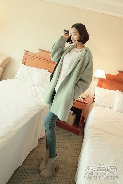 宽松的羊毛外套，略显肥胖的女孩更苗条，绑腿更苗条