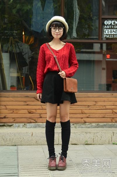 较短的一个穿毛衣，较短的一个长高。