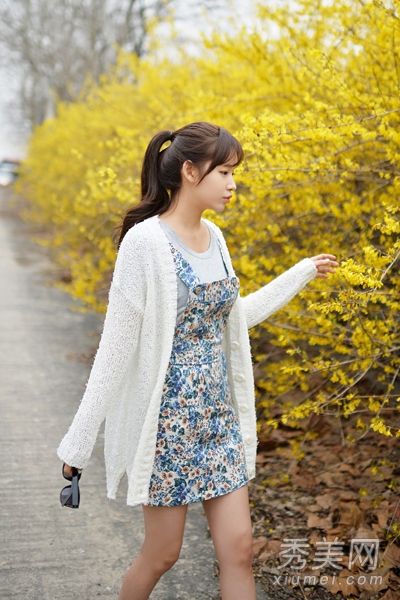秋季约会穿毛衣外套+连衣裙浪漫