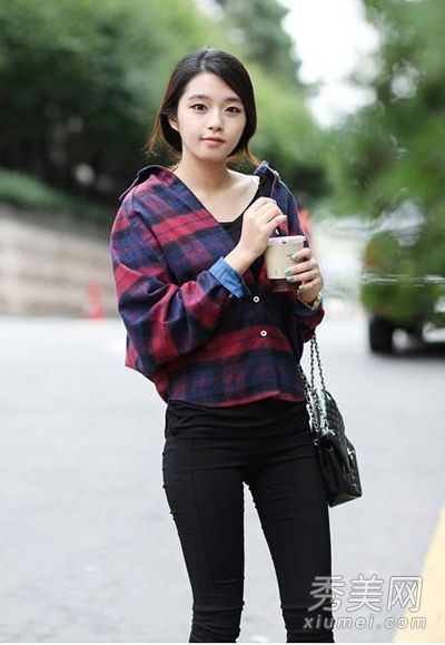 衬衫和牛仔裤是极简主义和现代的。