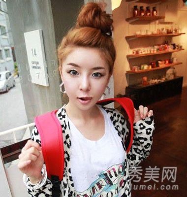 一头乱发扎成发髻的韩国新鲜肉丸非常受欢迎