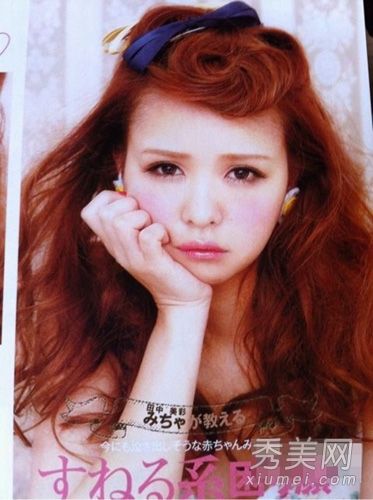 日本女孩的尴尬脸和八眉“迷惑脸”的妆正在捣