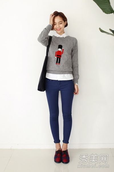 穿毛衣+衬衫+紧身裤在这个季节很受欢迎