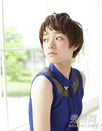 夏季凉爽的短发风格的短发女人也可以很时尚