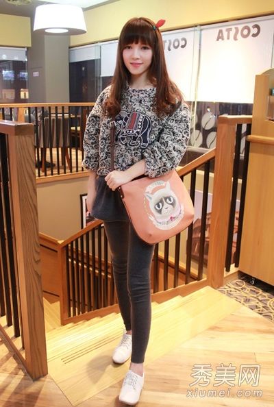 短裙高领背心在深秋最受欢迎。