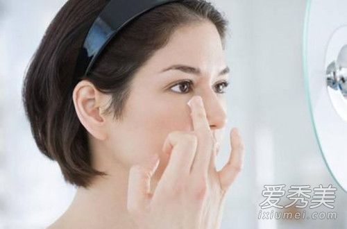 哪个手指最适合做眼霜？涂抹眼霜的正确程序是什么？