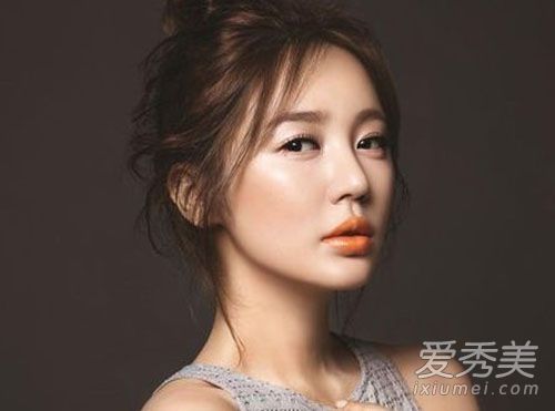 带插图的X唇膏刷法创造出丰富的橙色嘴唇