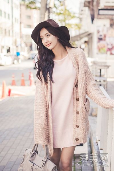 毛衣外套+长袖连衣裙，深秋保暖