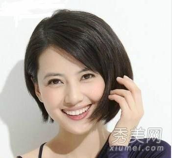 高女演员展示短发