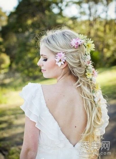 用花装饰的度假必备发型非常漂亮。