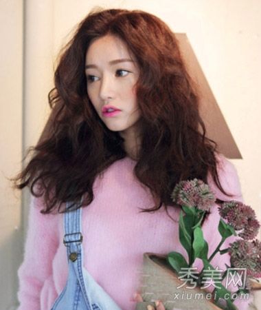 什么样的卷发最适合女孩?长长的卷发充满了女性气质。