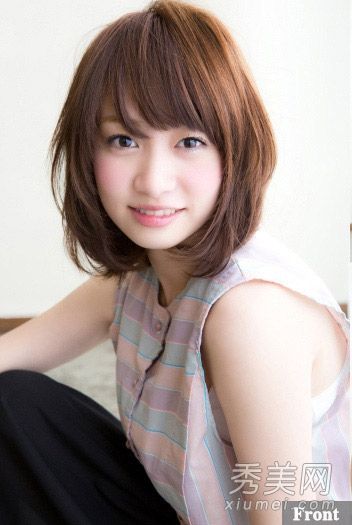 今年流行什么发型？新鲜的短卷发和瘦脸是最通用的