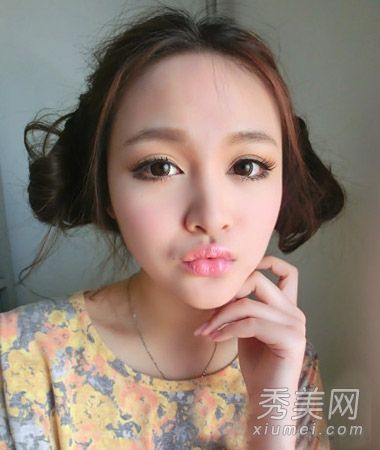 女孩清新而略显凌乱的发型更显灵气。