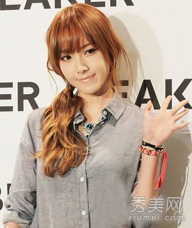 春季卷发如何搭配好看简单的头发成为清新淑女