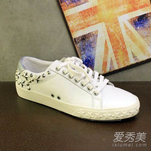 灰白色的鞋子是什么牌子的?灰白色鞋星