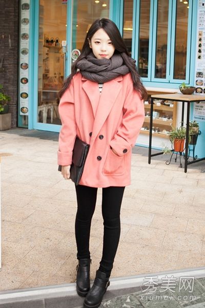 这个矮个女孩在深秋穿着8个韩国模特来展示她的身高。