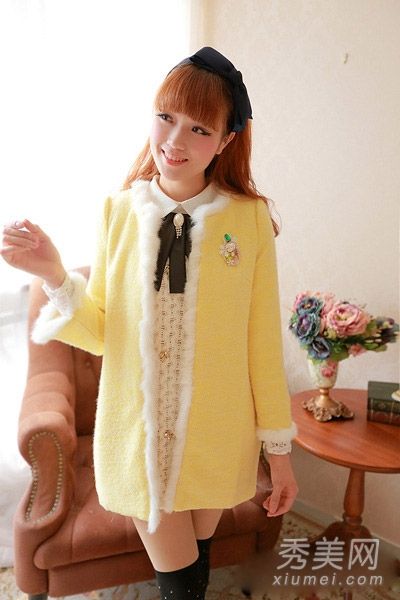 羊毛大衣搭配连衣裙既时尚又优雅。