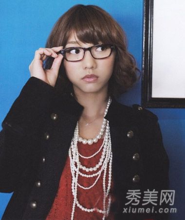 2014年最新的短发烫发娇小女孩在这方面看起来最好。