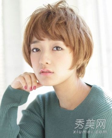 春夏的主题是日本体系的甜蜜、短发和轻盈。