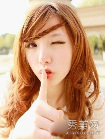 如何选择流行的发色来搭配可爱的塑料女孩