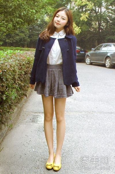 这个矮女孩的秋装很高，有一件小外套和短裙。
