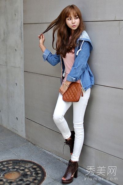 胖女孩在秋天看起来很瘦:宽松的外套和牛仔裤
