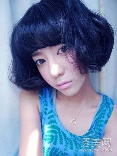 最新的韩国流行趋势卷发是第一次看到它。