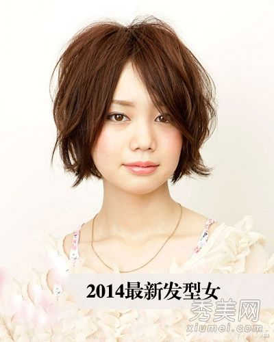 2014年最新流行的女孩发型看起来比直发更好。
