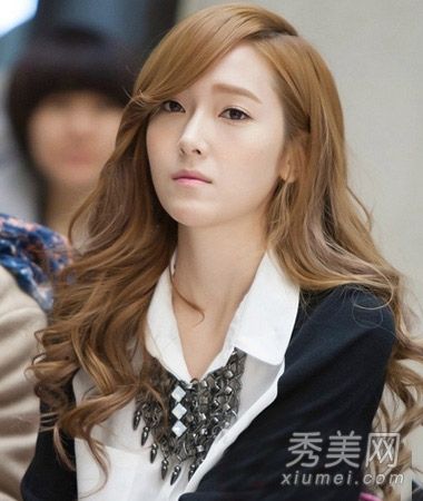 最新款女孩甜美卷发时尚修剪李岩秀v脸