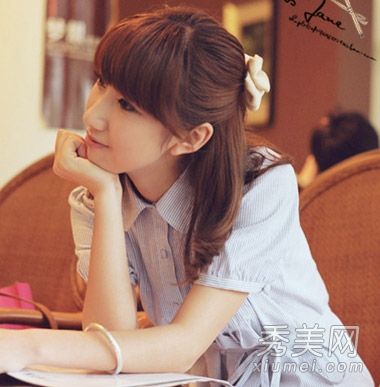 春夏最简单的长发扎法,时尚、清新、易打理。