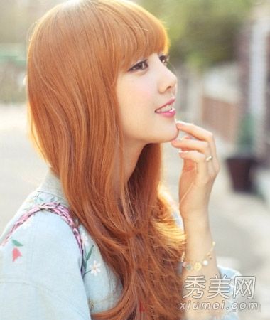 女孩最新的发色书趋势发色是嫩白的