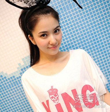 如何将一个酷而可爱的发型与露额头联系起来?9种度假必备发型