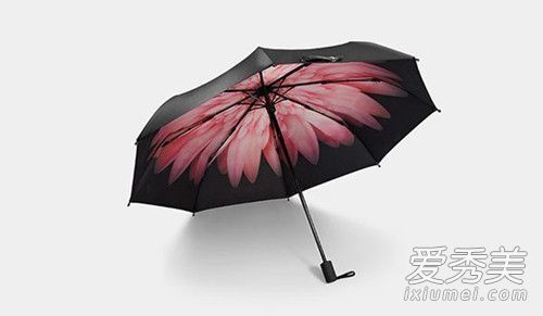 香蕉下的一把黑色小雨伞怎么样？香蕉下的小黑伞擅长防晒吗？