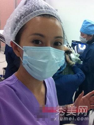 妈妈和女儿一起打架网友告诉我妈妈的整形手术