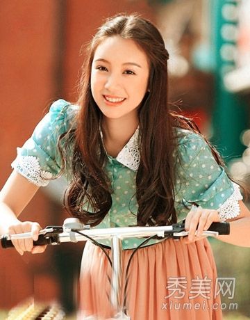 最好看看长发和发型的照片。智能长卷饼在春天最流行。