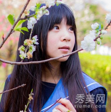 2014年最新流行的女学生发型是齐肩长发的韩范。