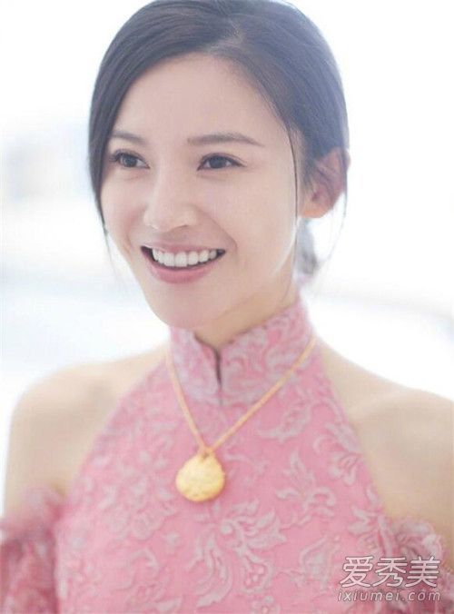 杨子山的粉色婚纱是什么牌子的？这是第二次婚姻吗？