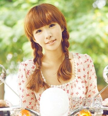 简单而时尚的中长发辫，春天甜美清新