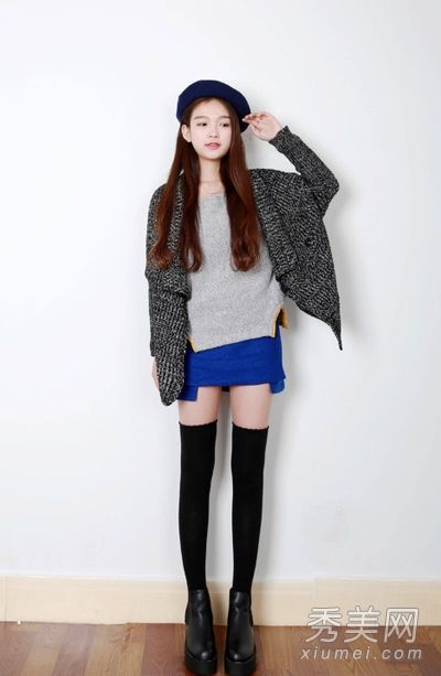毛衣外套配短裤或短裙，继续展现美腿
