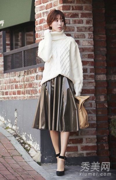 梨形不必担心毛衣和雨伞来展示她的美丽。