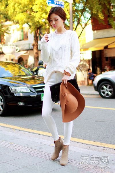 高领毛衣搭配紧身裤既保暖又修身。
