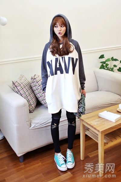 上身穿着宽松的背心和绑腿显得又胖又瘦。